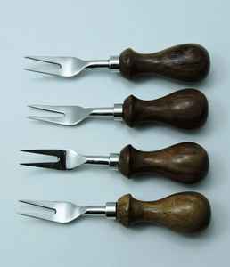 Ensemble de 4 fourchettes en acier inoxydable avec manches en bois, design luxueux, passe au lave-vaisselle, poli à la main - pour les fêtes, les dîners, table élégante - Product Image 1
