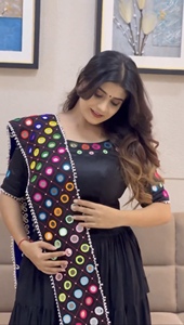 LEHENGA DE SEDA PARAMPARA ESPECIAL DE DISEÑADOR PARA NAVRATRI, TRABAJO DE BORDADO CON ESPEJOS REALES Y DUPATTA - Product Image 3