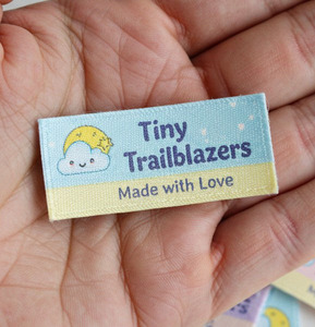 Étiquettes de vêtements tissées en satin et damassé personnalisées de haute qualité Production rapide Accessoires de mode entièrement personnalisés Services OEM/ODM - Product Image 2