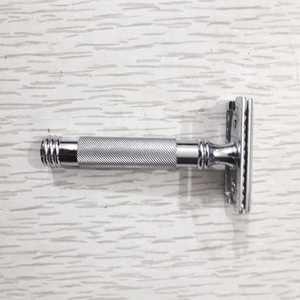 Maquinilla de Afeitar de Seguridad Tradicional de Doble Filo de Acero Inoxidable que Ofrece un Afeitado Suave y Delicado en Todo Momento, Calidad de Barbero - Product Image 3