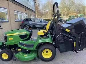 Tracteur de pelouse John Deere X950R 25HP à transmission par engrenages 4x4, tondeuse autoportée verte avec bac de ramassage arrière - Product Image 2
