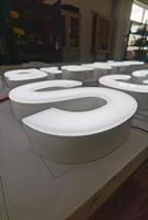 Enseigne personnalisée en lettres canal en acier inoxydable, panneau d'enseigne 3D rétroéclairé en acrylique LED, enseigne murale 3D étanche pour bâtiment