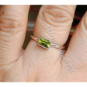 Anillo Boho Delicado Hecho a Mano en Plata de Ley 925 con Peridoto Natural de Corte Ovalado, Joyería de Plata Elegante, Regalo Minimalista para Mujer - Product Image 5