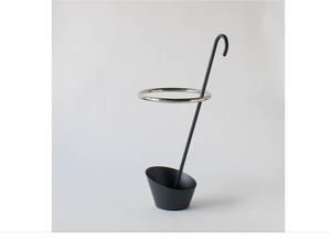 Support de rangement élégant pour parapluies en métal dans un cadre doré avec base enduite noire, parfait pour une décoration intérieure élégante. - Product Image 6