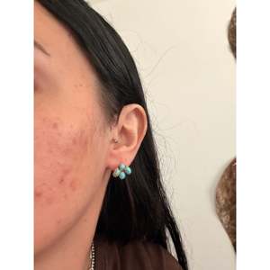Pendientes de tuerca Sylvia Chee de oro y plata de ley con turquesa y racimo de diamantes con engaste de bisel y perla, poste chapado en oro. - Product Image 2