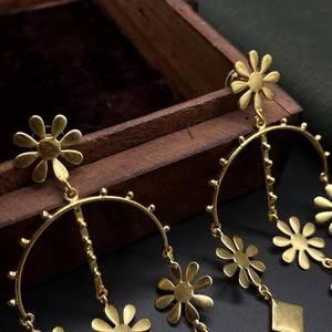 Pendientes colgantes de oro mate para mujer, joyería ligera y versátil con patrón Floral para uso diario y ocasiones de oficina - Product Image 6