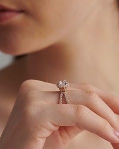 แหวนเพชรคุณภาพสูงแบบย้อนกลับรัศมีวงแหวนโซลิแทร์ทรงกลมเพชรโมอิสซาไนต์14K ทองหมั้นงานแต่งงานเครื่องประดับสำหรับผู้ขายจำนวนมาก - Product Image 5