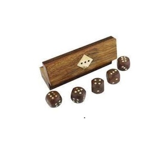 Caja de dados de madera hecha a mano personalizable con 5 dados cúbicos pequeños - Product Image 1