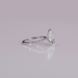 Anillo de compromiso clásico chapado en oro macizo de 10KT para mujer, corte de pera, Diamante cultivado en laboratorio, corte de media eternidad, ajuste de pavé de diamante lateral - Product Image 5