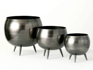 Jardinière décorative en métal rustique artisanale dorée, conçue pour apporter une touche de charme vintage aux plantes d'extérieur et d'intérieur - Product Image 6