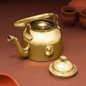 Elegante tetera de metal pulido con mango intrincado, adecuada para ocasiones festivas y uso de Decoración de mesa - Product Image 3