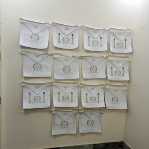 Delantal masónico maestro masónico blanco elegante, detalles plateados bordados a mano con diseño de ojo que todo lo ve y cuadrado y brújula - Product Image 1