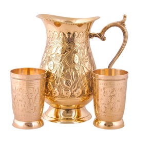 Jarra para beber de Metal con diseño en relieve de la mejor calidad, jarra de latón puro de nuevo diseño, vajilla para uso doméstico y hotelero. - Product Image 1