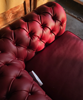 Rotes PU-Leder Chesterfield Sofa 3-Sitzer Gepolstertes Sofa mit Rollarmlehnen für Hotel Lounge Bar Club Möbelset