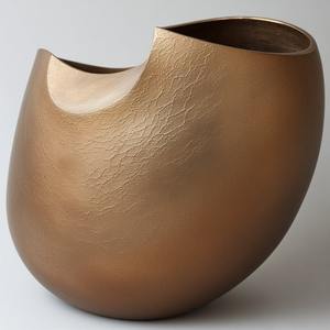 Vase en métal de qualité supérieure avec structure unique et finition polie conçu pour les maisons haut de gamme et les concepts de décoration de bureau modernes - Product Image 1