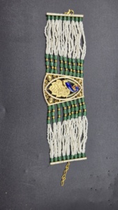 Pulsera de Plata 925 con Baño de Oro, Perlas Multicapa y Cuarzo Verde con Diseño de Pavo Real Meenakari |   Venta al por Mayor de Artículos Nupciales Indios | - Product Image 1