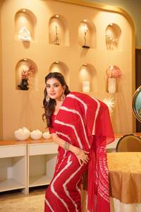 Saree traditionnel pur chinon avec rayures Leheriya à la main et travail Shibori pour les femmes idéal pour les vêtements ethniques et les tenues de festival - Product Image 6