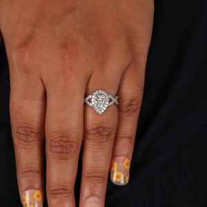 Twisted Shank Pear Shape Lab Grown Diamond Anillo de compromiso Halo Anillo de aniversario - Product Image 3