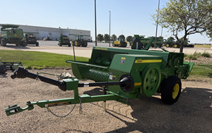 Presse à balles carrées John Deere 348, haute efficacité, machine agricole, presse à balles rondes avec entraînement par tracteur, durable pour usage agricole - Product Image 2