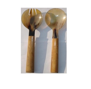 Ensemble de couverts à salade en corne et résine avec cuillère et fourchette en acrylique Aqua Swirl et motif de modèle noir pour la cuisine et l'hôtel - Product Image 2