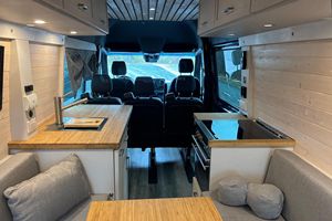 Mercedes-Benz Sprinter 2500 Camper Conversion d'occasion de 2020, moteur V6 Turbodiesel, cuisine complète - Product Image 5