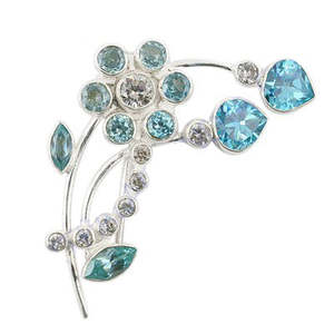 Broche florale argentée pour femme avec pierres précieuses bleues, cristal plaqué et perle/diamant pour cadeau ou bijoux de fête - Product Image 2