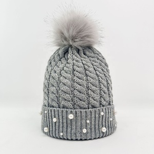 Bonnet d'hiver doux personnalisable avec personnage imprimé Fluffy Warm Pom Pom Usage quotidien Confortable pour le voyage - Product Image 1