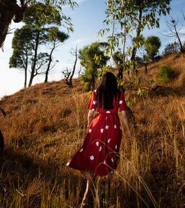 พิมพ์ผู้หญิงสีน้ําตาล maroon คอสูงแขนสั้นเข่าความยาวลําลองสั้นพิมพ์ชุดสตรี - Product Image 4