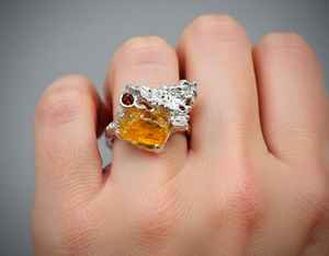 Anillo llamativo de citrino amarillo rugoso con rodio, diseño audaz y elegante, para boda, con brillo de piedra orgánica, estilo clásico atemporal. - Product Image 2