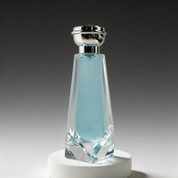 Vente en gros de flacons de parfum transparents élégants de 50 ml et 100 ml avec un design unique de fond de flacon facetté, bouchon en métal brillant, personnalisable