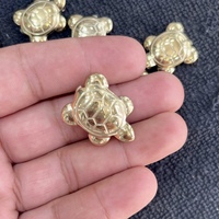 Collier Animalier en Pyrite Dorée Mignonne de 3 cm, Petit Pendentif Tortue Gravé, Accessoire de Mode en Cristal de Haute Qualité