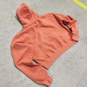 Sweat à capuche personnalisé avec logo, streetwear pour homme, hiver, poids lourd, 500 GSM, strass, coton, écologique, style de marque de luxe, orange - Product Image 2