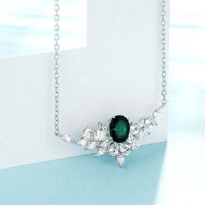 Collier en argent plaqué or certifié avec perles d'eau douce, émeraudes et diamants, motif floral classique pour mariages et occasions religieuses - Product Image 1