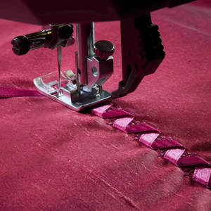PFAFF Quilt Expression 725 Touch Screen Computerized <b>Sewing</b> <b>Machine</b> - Product Image 6