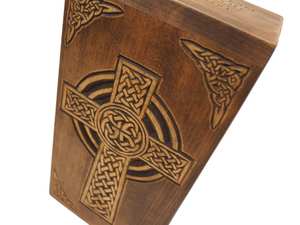 Urna de madera personalizada con Cruz Celta para cenizas humanas, caja conmemorativa de madera tallada, recuerdo, cremación, estilo vikingo medieval - Product Image 2