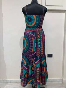 Robe maxi bohème à imprimé floral pour femmes Urban Drape, été, imprimé floral abstrait, bretelles spaghetti, taille naturelle, détail en pompon - Product Image 2