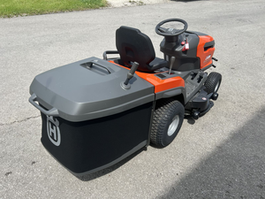 รถแทรกเตอร์ตัดหญ้า Husqvarna TC 220T ปี 2026 ขนาด 108 ซม. กำลัง 19.5 แรงม้า เครื่องยนต์สองสูบ ระบบส่งกำลังไฮโดรสแตติก ถังเก็บหญ้าขนาด 350 ลิตร แบบนั่งขับ - Product Image 5