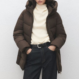 Veste matelassée pour femme OEM, nylon lisse, vestes tendance, tissu respirant, prix bas, vestes OEM confortables et abordables - Product Image 2