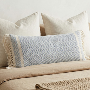 Housse de coussin lombaire tissée à motif chevrons 12x20 sur mesure avec franges latérales bleues pour literie - Product Image 1