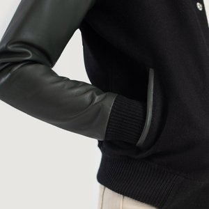 แจ็คเก็ตบอมเบอร์สีดำสำหรับผู้หญิง, แจ็คเก็ตขนแกะพร้อมแขนเสื้อหนังเทียมสไตล์เบสบอลคลาสสิกกระดุมสแนปน้ำหนักเบา - Product Image 5