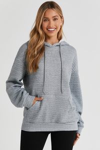 Sudadera con capucha gris para mujer, informal, de manga larga, con cordón, estilo gofrado, holgada, con bolsillo y bordado 3D GK frontal. - Product Image 3