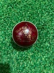 Pelota de Críquet de Cuero Cosida a Mano Roja OEM, Pelota Dura de Partido de 4 Piezas - Product Image 3