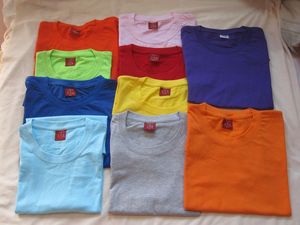 เสื้อยืดคอกลมแขนสั้นสำหรับผู้ชายผ้าคอตตอน100% ออกแบบโลโก้ได้ตามต้องการแบบเรียบ180 GSM - Product Image 4