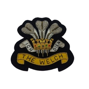 Étiquettes de vêtement en polyester tissées à la main de luxe élégantes Patchs et badges brodés de luxe avec fil métallique fabriqué au Royaume-Uni - Product Image 1