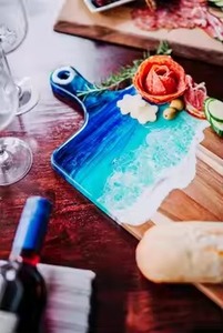 Planche à fromage en acacia en résine bleue de luxe avec poignée, parfaite pour servir dans les cuisines, les hôtels et les salles à manger - Product Image 4