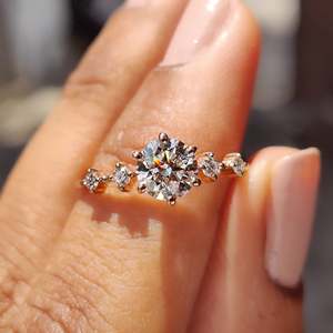 Anillo de Compromiso con 5 Diamantes de Corte Redondo - Product Image 1