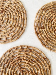 แผ่นรองน้ำผักตบชวาทรงกลมน่ารักเป็นมิตรต่อสิ่งแวดล้อมผลิตจากเวียดนามแผ่นรองจานทอสำหรับตกแต่งโต๊ะขายส่ง - Product Image 2