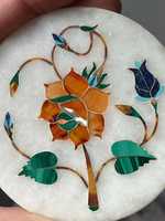 Ensemble de sous-verres en marbre indien faits à la main avec incrustations de malachite, lapis-lazuli et nacre, 6 sous-verres avec support
