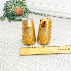 Recién llegado, juego de sal y pimienta de latón hecho a mano con estilo artesanal Heritage para servir especias de una manera cultural con clase - Product Image 2