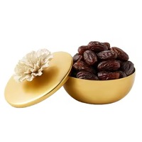 Luxueuze gouden metalen khajoor schaal met bloemmotief deksel voor Ramadan en Iftar cadeau & decoratie. Elegante schaal voor gedroogd fruit & dadels.
